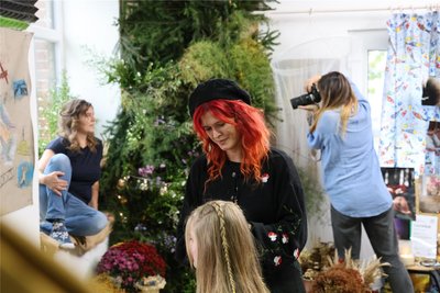 Während sich Gäste von Lucie Cajthamlová (v.) stylen ließen, machte Marieta Kosturová professionelle Fotos.