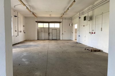 Derzeit laufen die Planungen für den Umbau der ehemaligen Fabrikhalle auf Hochtouren. Doch endgültig ist das Vorhaben des Cannabis-Anbaus noch nicht.