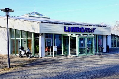 Im Limbach-Oberfrohnaer Hallenbad Limbomar wurde die Lüftungsanlage erneuert. Das soll - ebenso wie die geplante Installation einer Fotovoltaikanlage - ein Beitrag zum Energiesparen sein. 