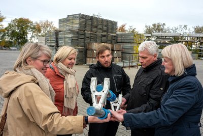 Marcus Muschke, Ausbildungsleiter beim Spezialgerüstbau Gemeinhardt, erläuterte Vertretern von Arbeitsagentur, Industrie- und Handelskammer sowie Handwerkskammer das Berufsfeld.