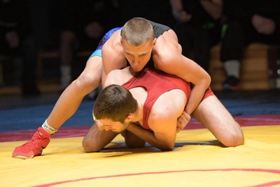 Der Gelenauer Mark Wagner (oben) ließ dem Werdauer Milan Altenburg keine Chance, siegte mit 15:0 technisch überlegen und leitete damit im untersten Limit den Erfolg für die Regionalliga-Ringer aus dem Erzgebirge ein.