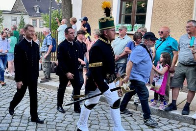 Ministerpräsident Michael Kretschmer (l.) lief mit Landrat Rico Anton bei der Bergparade mit.