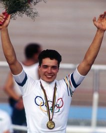  Sommerspiele 1992 in Barcelona: Jens Fiedler jubelt über das erste Gold im klassischen Sprint. 