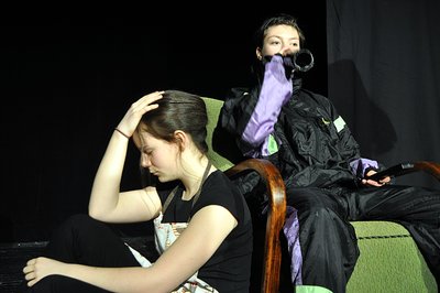 Maya Schlaunat (links) und Lena Thriemer (rechts) als Mutter Marianne und Vater Horst.