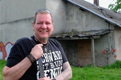 Holger "Fritz" Junghans vor dem maroden Lokschuppen hinter der Villa Facius in Lugau. Das Gebäude soll abgerissen werden. Auf der Fläche soll eine sogenannte Maxi-Ramp entstehen. Der Streetworker hofft, dass ein Teil der Kosten durch ein Crowdfunding finanziert werden kann. 