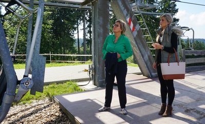 Staatsministerin Barbara Klepsch (links) lässt sich von DLT-Geschäftsführerin Jennifer Braun die Sommernutzung des Vierer-Sessellifts für die Bikewelterklären. 