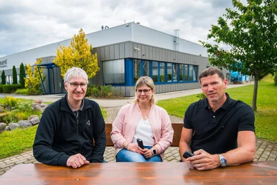 Geschäftsführer Axel Richter (l.), Antje Glänzel von der Abteilung Einkauf und Verwaltung sowie Produktionsleiter und Prokurist Jürgen Schletzer gehören zum Team mit 62 Mitarbeitern.