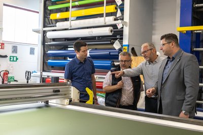 Produktionsleiter Constantin Galle und Paulus-Inhaber Steffen Golle mit OB Jens Scharff und Landrat Thomas Hennig beim Firmenrundgang.