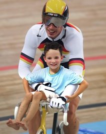  Olympia 2004 in Athen: Nach dem Sieg im Teamsprint ging es mit Söhnchen Ramon auf die Ehrenrunde. 