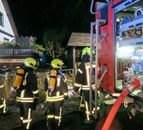 Einen Schuppenbrand mussten Feuerwehren am Donnerstagabend am Pöhlaer Friedensweg löschen. 
