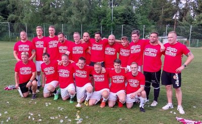 Das Meisterteam der 1. Fußball-Kreisklasse: Die Trainer Veit Zeuner (unten links) und Marcel Mehlhorn (rechts) haben mit der SpG Langenbach/Hartenstein den Aufstieg in die reformierte Kreisliga wahr gemacht. 