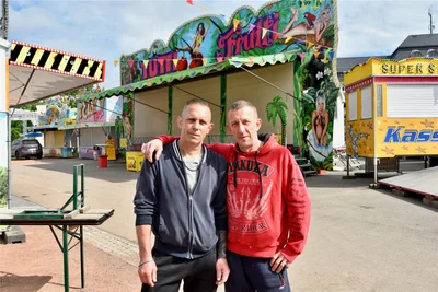 Seit 17 Jahren als treue Mitarbeiter an Klaus Illgens Seite: Wieczovkowski (li.) und Dyksa Wojciech.