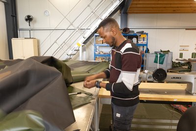 Eqwbamariam Mezgebo (26) flüchtete 2016 aus Eritrea und fand Arbeit bei Paulus Textil. Dort wurde er ausgebildet zum Technischen Konfektionär. Mitarbeitende aus sieben Ländern sind in der Firma beschäftigt.