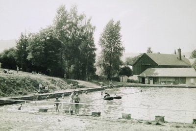 Das Auerbacher Bad im Jahr 1984. Es wurde 1938 als Werksbad für die benachbarten UHU-Werke erbaut, im September 1999 endete dort die letzte Badesaison.
