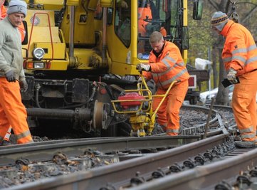 Mitarbeiter der Firma DB Netz am Dienstag beim Einbau der Weiche für das zweite Gleis am Bahnhof Küchwaldwiese der Parkeisenbahn.