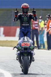 Der Franzose Fabio Quartararo lässt sich nach seinem Sieg in der MotoGP feiern. 