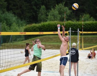 Für Matthias Hanitzsch (links) und André Glöckner (rechts) ging es in Adorf um den Tagessieg sowie um Punkte für die Vogtland-Beachcup-Serie, die am 24. Juli in Reichenbach fortgesetzt wird. 