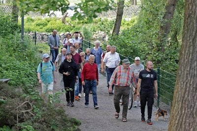 Der Spaziergang führte die Teilnehmer durch das Tiergehege bis zum Bismarckturm.