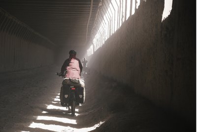 „Straße 1/10, Beleuchtung 4/10, Staub 100/10“, schreiben sie bei Instagram über diesen Tunnel, der nach Kabul führt.