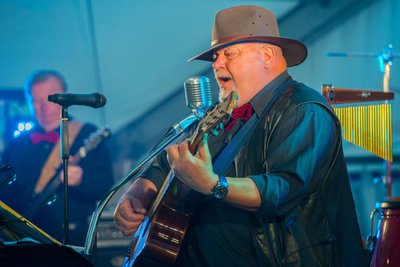 Auch Peter Rehr, hier beim Konzert zum 50-jährigen Jubiläum von Migma, verstarb im Sommer 2025. Für beide Musiker gibt es nun einen klingendes Adieu.