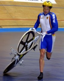 WM 2001: Nach einem Sturz im Laufschritt unterwegs zur Bronzemedaille im Keirin. 