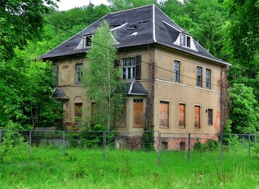 Die verfallene, sogenannte Kommandantenvilla im ehemaligen KZ Sachsenburg. Das frühere Konzentrationslager wurde von 1933 bis 1937 betrieben. 