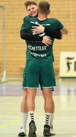 Marek Gebhart (h.) und Martin Schettler freuen sich über den dritten Heimsieg in Folge, zu dem beide je zwei Tore beisteuerten. 