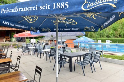 Die Terrasse im Falkenau Freibad ist für den Saisonauftakt am Pfingstwochenende vorbereitet.