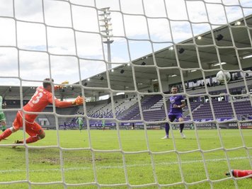           Pascal Testroet (r) erzielte für Aue das 1:0.