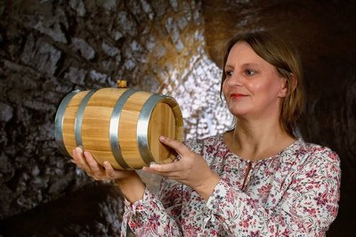 Kristin Scharf mit einem Fässchen Erzlander 1571. Den gibt es am Samstag zum Ortsteil-Jubiläum in Jugel. 