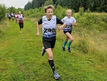 Anja Jakob vom VSC Klingenthal ist beim Kirmeslauf in Grünbach über fünf Kilometer bei den Frauen Gesamtdritte geworden.