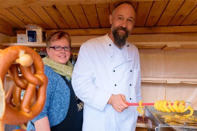 Nicht Pommes, sondern heiße Kartoffelzwirbel waren der Renner bei Carina und Markus Hertel.