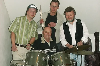 Vier Generationen Schlagzeuger unterm Dach der Familie Weise: Jens, Opa Walter, Felix und Bernd. Das Foto entstand 2005 zum 40-jährigen Bestehen von Migma.