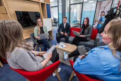 Luise Männel (zweiter v. l.) wird die neue Filiale der Targobank in der Nicolaipassage Aue leiten, Besprechungen im Team mit Jacqueline Falk, Kilian Hoffmann, Laura Patzer und Wenke Holm laufen.