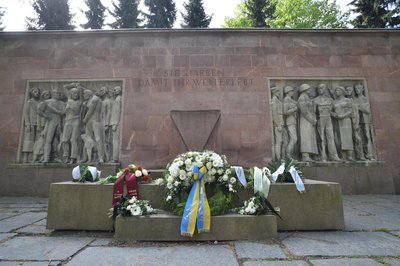 Auch am Mahnmal im Park der Opfer des Faschismus gedachten die Chemnitzer der Opfer des Zweiten Weltkriegs.