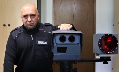 Michael Peuschel und seine drei Kollegen des Ordnungsamtes werden das Blitzgerät künftig bedienen. 
