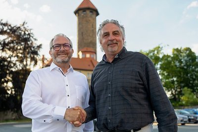 Wahlsieger Jens Scharff (links) nimmt am Wahlabend die Glückwünsche von Amtsinhaber Manfred Deckert entgegen, der sich seinem Herausforderer geschlagen geben musste.