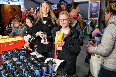 Theaterservice-Mitarbeiterin Darline Jentzsch besuchte mit Saskia auch den Popcornstand.