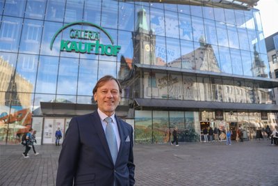 Die gläserne Kaufhaus-Immobilie sei innen runtergewirtschaftet und für Einzelhandel nur noch bis maximal in die erste Etage zeitgemäß, sagt Andreas Uhlig als Vertreter der Krieger-Gruppe.
