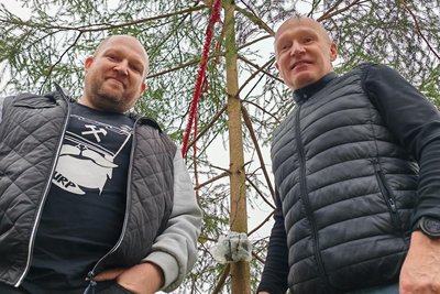 Cheforganisator Thomas Frölich (links) mit dem zweifachen Gewinner Udo Frölich vor dessen Alten Stackn.