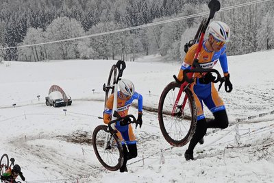 An den steilen Bergauf-Passagen ging es zu Fuß über den Schnee.
