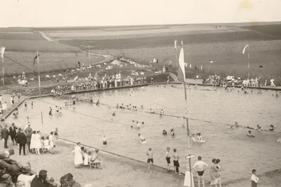 Das 1926 eröffnete Freibad von Thum im Jahr 1931. Im August 2001 wurde es geschlossen und 2008 abgerissen.