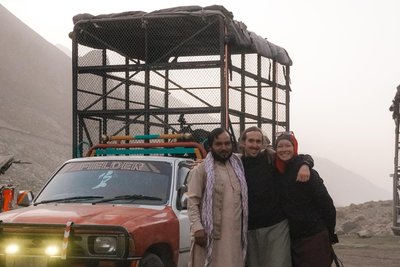 Einer der Transportwagen am Bergpass. Maria und Philipp durften mitfahren, denn Straßenverhältnisse und Verkehr waren „mehr als chaotisch“. (Mitte: Philipp, rechts: Maria).