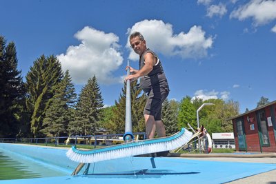 Im Erdmannsdorfer Freibad reinigt Hausmeister Uwe Schubert das Nichtschwimmerbecken.