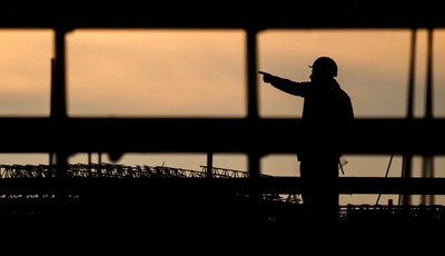 Nicht ein größeres Angebot an qualifizierten Arbeitskräften treibt den Rückgang des Fachkräftemangels, sondern die anhaltende Wirtschaftsschwäche. (Archivbild)