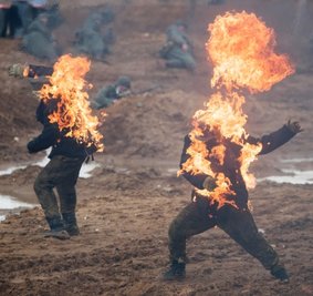 Männer in Nazi-Uniformen gehen in Flammen auf. Ein Russe meint: "Wenn unsere Großväter euch nicht fertiggemacht haben, machen wir euch fertig."
