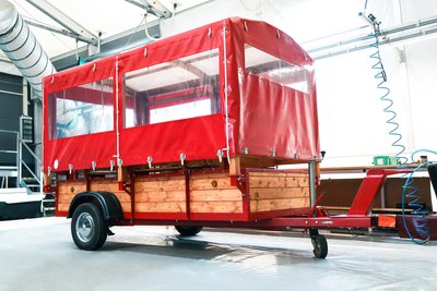 Plane für einen Kirmes- oder Kremserwagen: Auch das kann Paulus. Planen fertigt das Unternehmen auch für Feuerwehreinsatzwagen (Farbe Rot) und das THW (Blau).