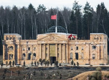Der Nachbau des Reichstags im Park "Patriot" von Kubinka ist übersät von Einschusslöchern. Über eine Metallkonstruktion wurden große Leinwände gezogen, auf denen Fassaden und Mauern aufgemalt sind.