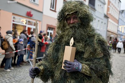 Der Moosmann als Sagengestalt war auch im Auerbacher Märchenumzug am 1. Advent mit dabei.