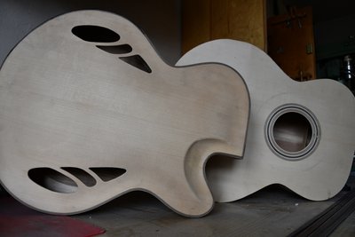Eine Archtop-Gitarre (links) und eine Jumbo-Westerngitarre.